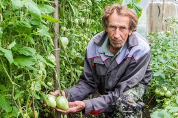 Владимир Крахалев со своим урожаем